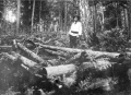 А.В. Анохин на могиле шамана возле с. Усть-Анос, 1915 г..png