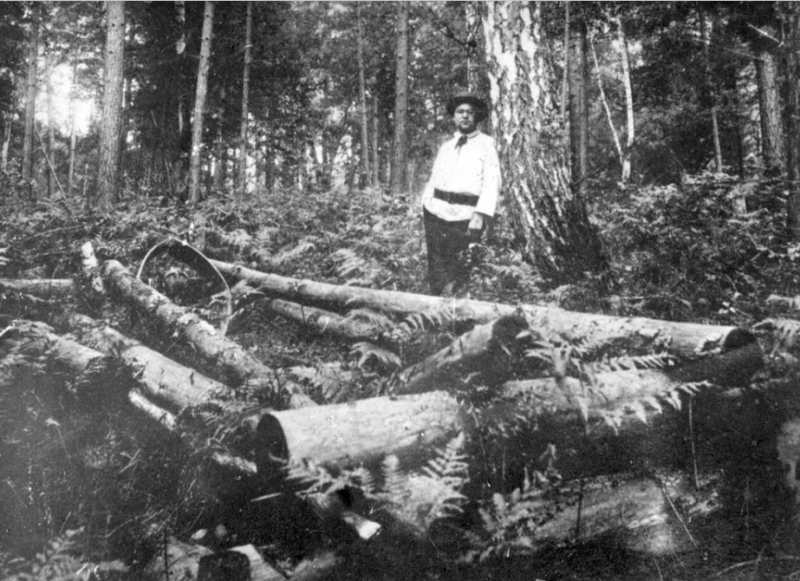 Файл:А.В. Анохин на могиле шамана возле с. Усть-Анос, 1915 г..png