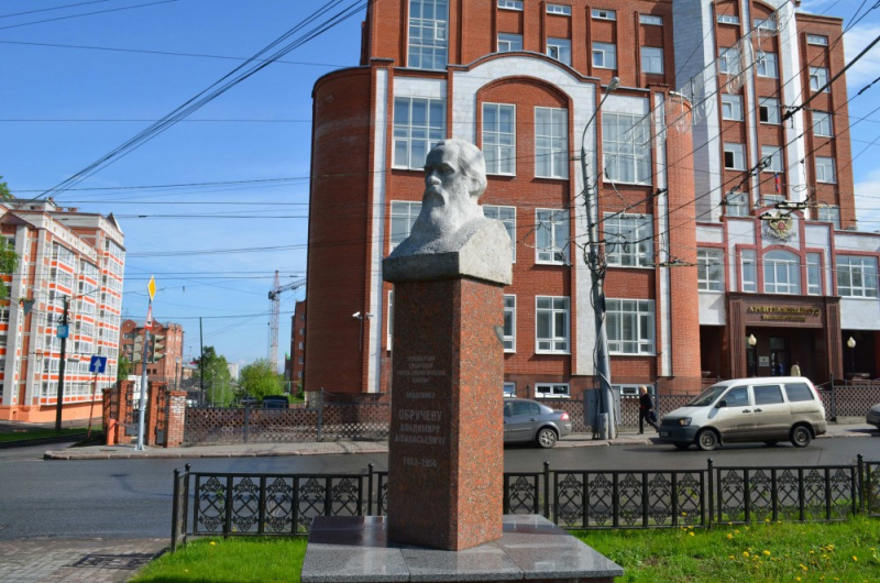 Файл:Памятник В.А. Обручеву (Томск).jpg